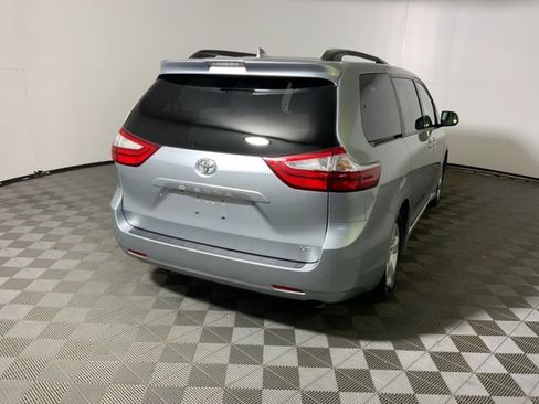 Used 2019 Toyota Sienna LE w/ LE Preferred Package image 9