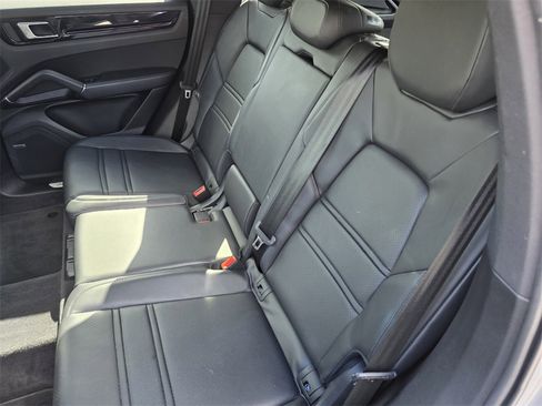 Used 2022 Porsche Cayenne image 16
