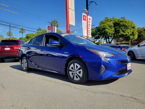 Used 2016 Toyota Prius Four image 3