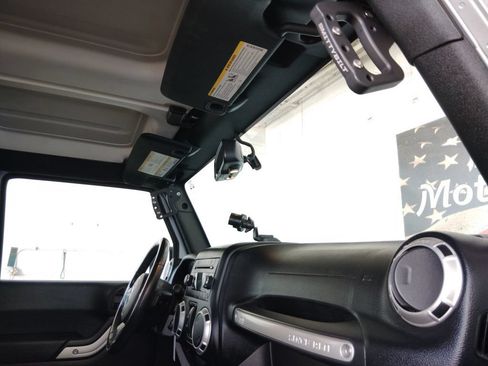Used 2018 Jeep Wrangler Unlimited Sahara w/ Connectivity Group AWD/4WD image 11