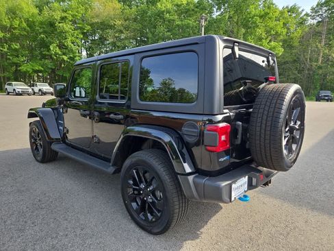 Used 2023 Jeep Wrangler Unlimited Sahara w/ Cold Weather Group AWD/4WD image 6