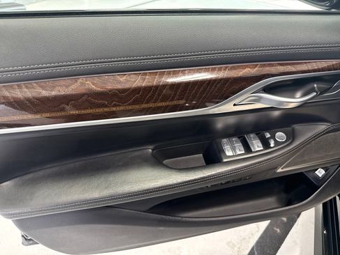 Used 2022 BMW 750i xDrive w/ M Sport Package AWD/4WD image 17