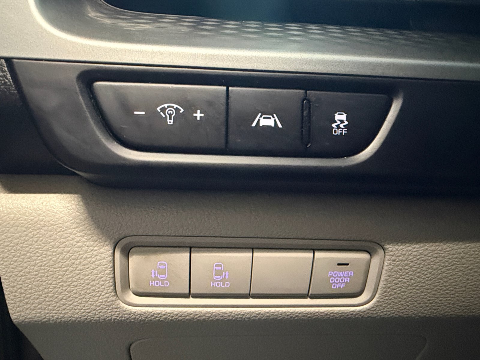 Used 2023 Kia Carnival LX FWD image 22