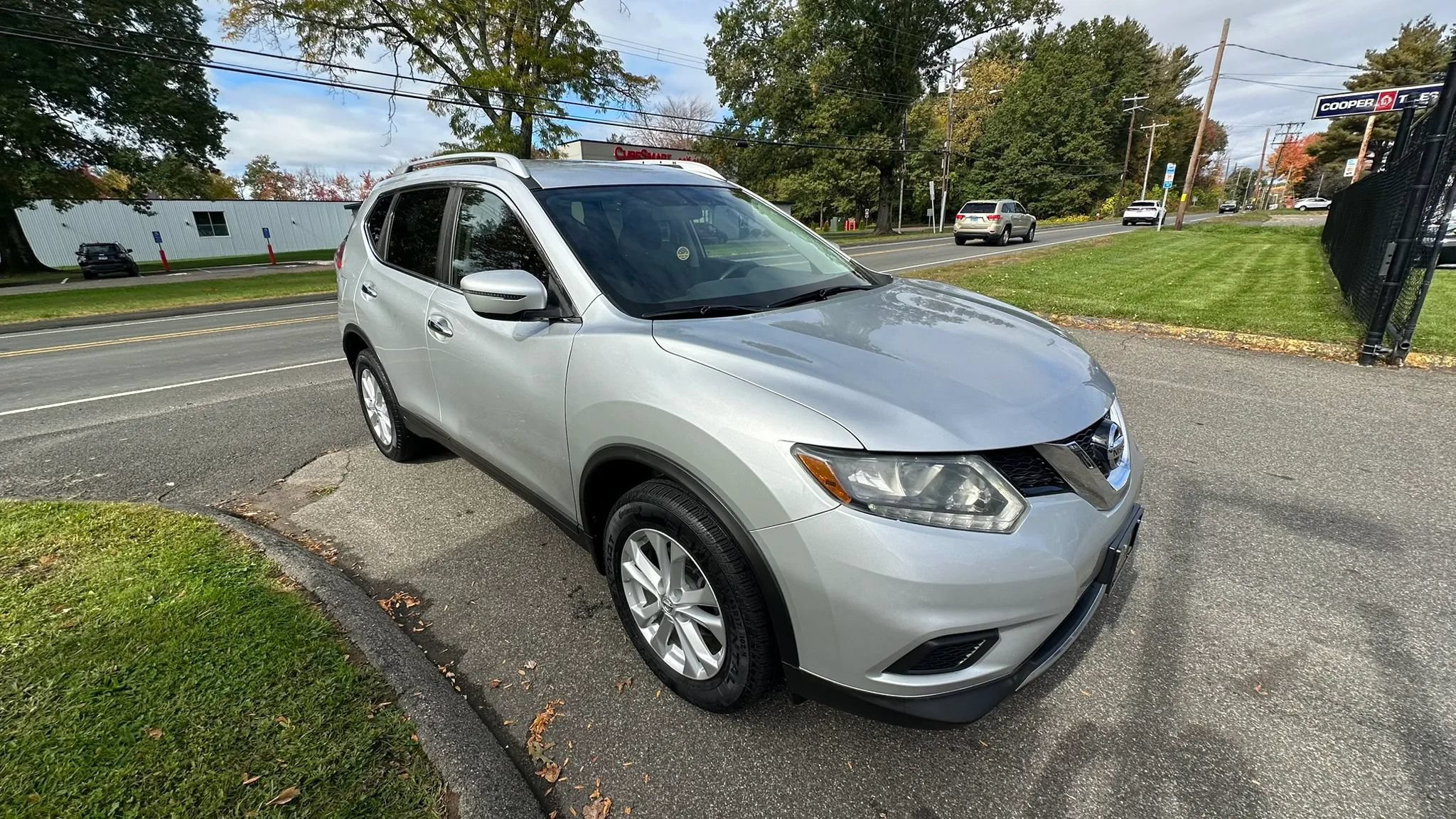 Used 2016 Nissan Rogue SV AWD/4WD image 3