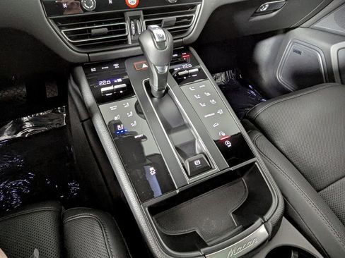 Used 2025 Porsche Macan AWD/4WD image 35