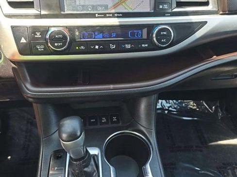 Used 2019 Toyota Highlander XLE AWD/4WD image 11