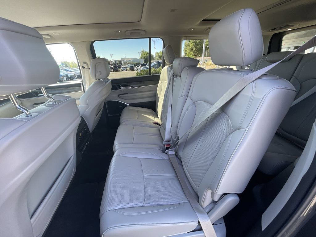 Used 2023 Jeep Wagoneer Series II w/ Premium Group I AWD/4WD image 42