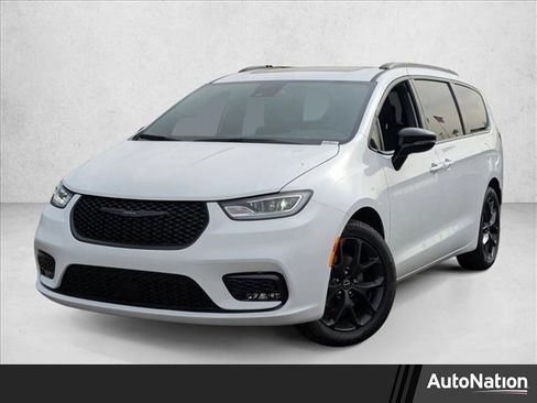 New 2026 Chrysler Pacifica Limited image 1