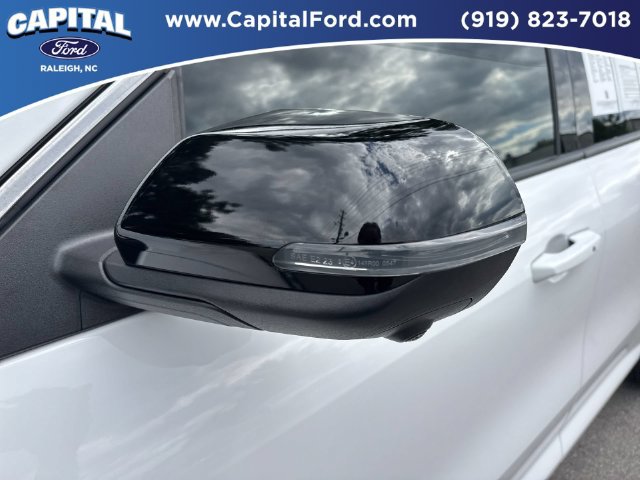 Used 2026 GMC Acadia Elevation w/ Elevation Premium Package FWD image 12