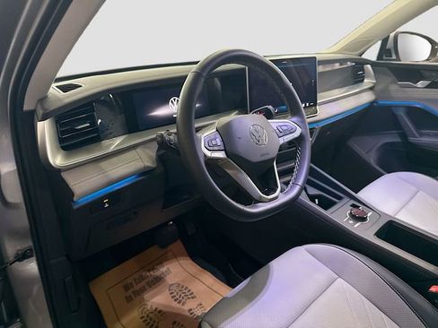 Used 2025 Volkswagen Tiguan SE AWD/4WD image 10