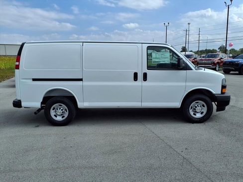 Used 2025 Chevrolet Express 3500 w/ Driver Convenience Package image 4