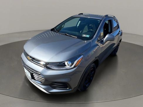 Used 2019 Chevrolet Trax LT w/ LT Convenience Package image 2