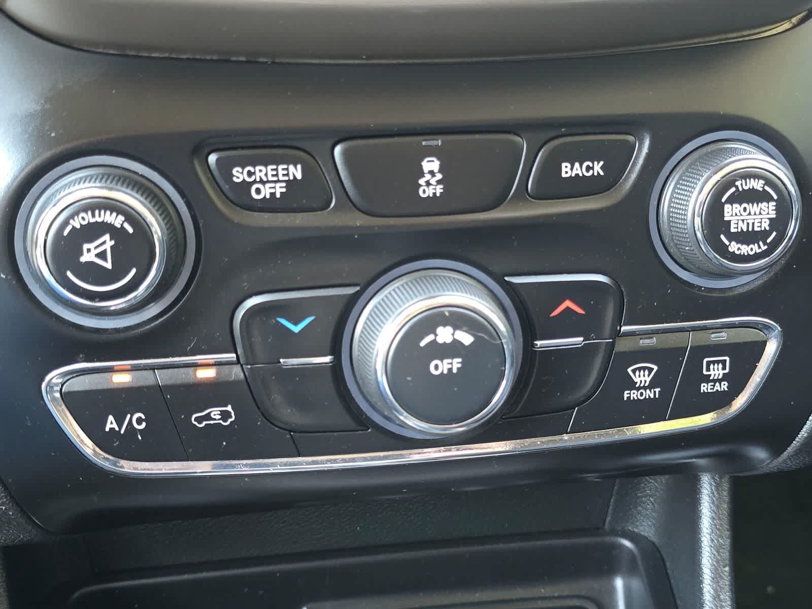Used 2015 Jeep Cherokee Latitude w/ Cold Weather Group AWD/4WD image 15