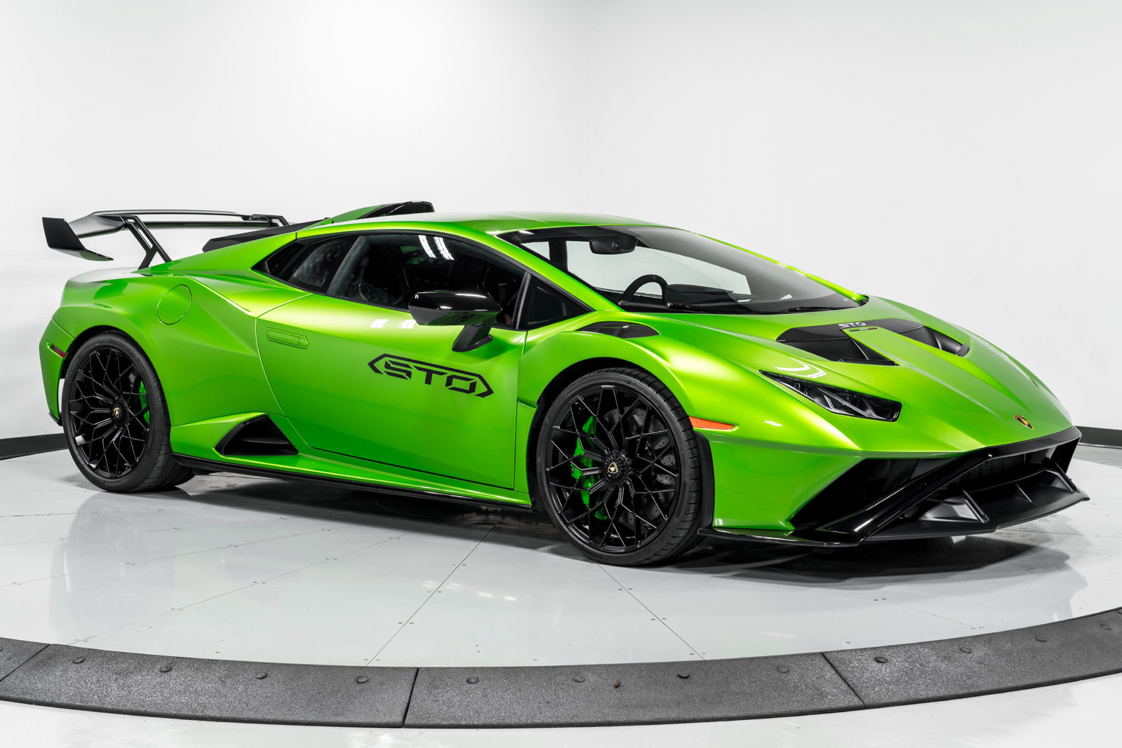 Used 2023 Lamborghini Huracan STO RWD image 40