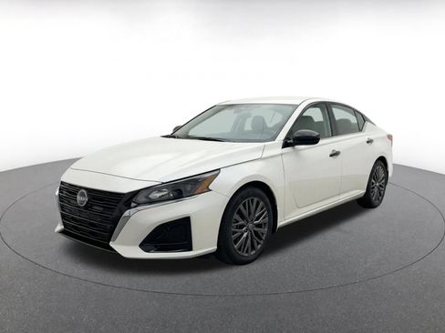 Used 2025 Nissan Altima 2.5 SV FWD image 3