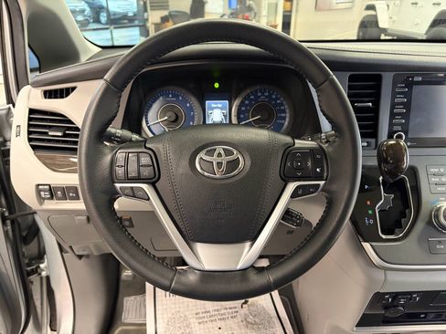 Used 2020 Toyota Sienna XLE Premium AWD/4WD image 15