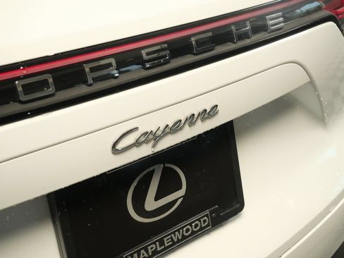 Used 2023 Porsche Cayenne AWD/4WD image 9