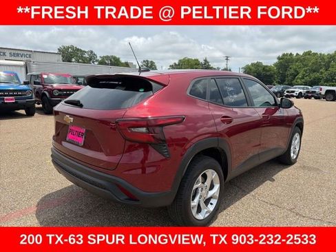 Used 2024 Chevrolet Trax LS w/ LS Convenience Package FWD image 3