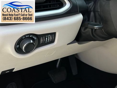 Used 2023 Chrysler Voyager LX FWD image 9