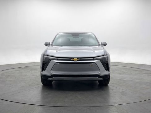 Used 2025 Chevrolet Blazer LT image 2