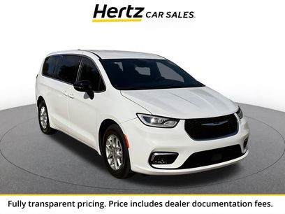 Used 2025 Chrysler Pacifica Select