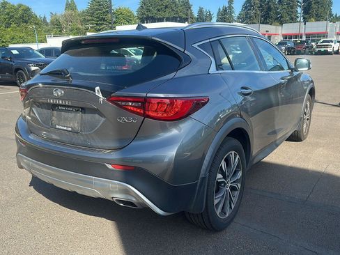 Used 2017 INFINITI QX30 Premium AWD/4WD image 7