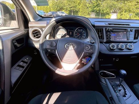 Used 2017 Toyota RAV4 LE w/ Carpet Mat Package AWD/4WD image 17