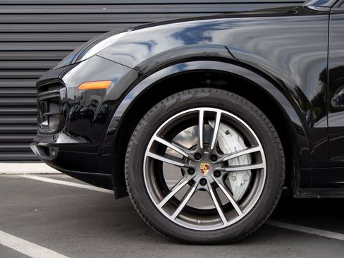Certified 2023 Porsche Cayenne Turbo AWD/4WD image 7