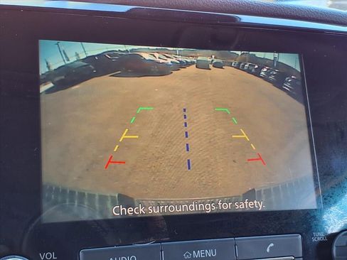 Used 2023 Nissan Titan SV image 19