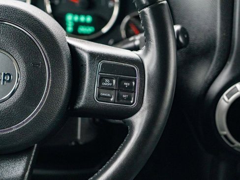Used 2018 Jeep Wrangler Unlimited Sahara w/ Connectivity Group AWD/4WD image 16