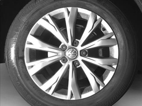 Used 2018 Volkswagen Tiguan S image 17