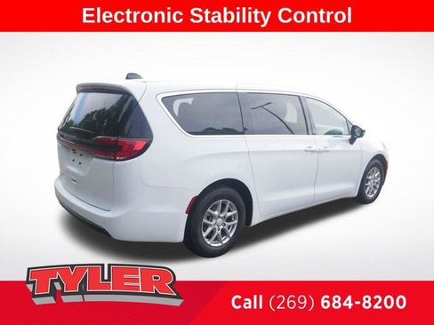 New 2027 Chrysler Pacifica Select FWD image 8