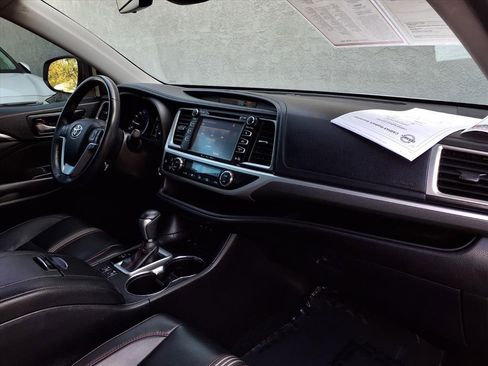 Certified 2019 Toyota Highlander SE w/ Nightshade Edition image 24