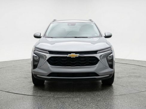 Used 2025 Chevrolet Trax LT FWD image 2