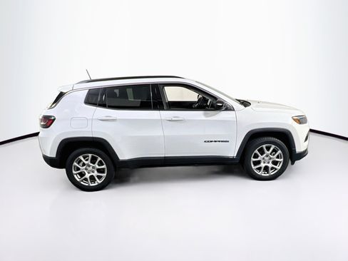Used 2022 Jeep Compass Latitude w/ Sun and Sound Group AWD/4WD image 4