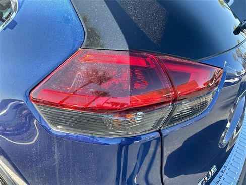 Used 2018 Nissan Rogue SV w/ Premium Package image 19