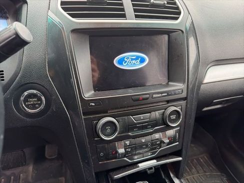 Used 2017 Ford Explorer XLT w/ Equipment Group 202A image 6