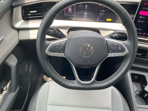 Used 2025 Volkswagen Tiguan SE AWD/4WD image 4