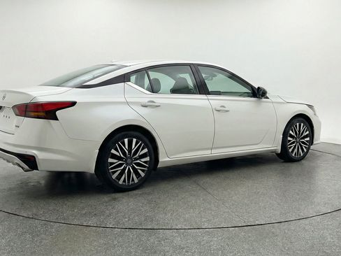 Used 2025 Nissan Altima 2.5 SV FWD image 9
