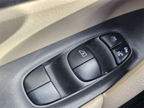 Used 2017 Nissan Rogue SV w/ SV Premium Package image 27