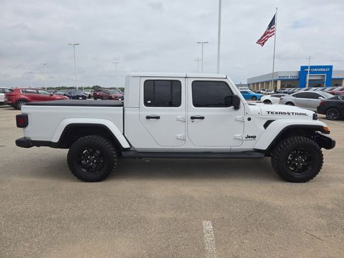 Used 2025 Jeep Gladiator Sport image 2