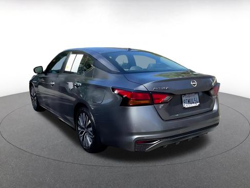 Used 2025 Nissan Altima 2.5 SV FWD image 11
