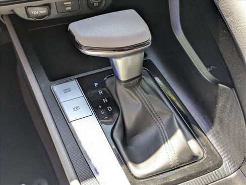 Used 2022 Hyundai Elantra SE FWD image 17