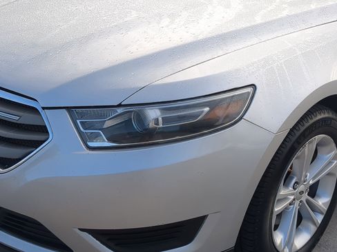 Used 2015 Ford Taurus SE image 10