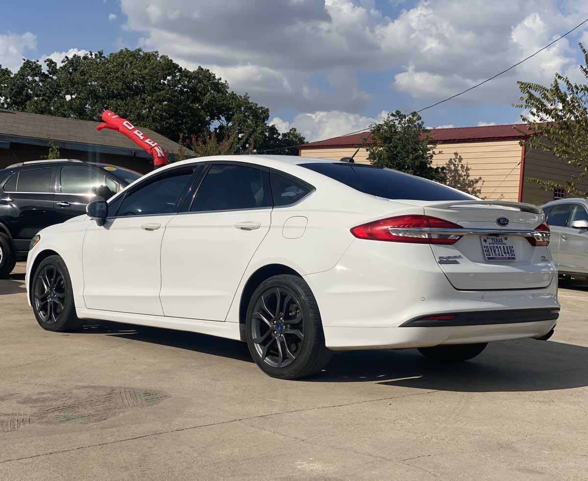 Used 2018 Ford Fusion SE w/ Equipment Group 201A FWD image 4
