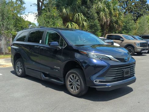 Used 2024 Toyota Sienna XLE w/ XLE Plus Package FWD image 2