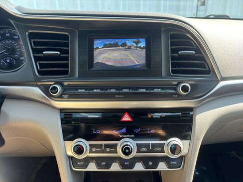Used 2020 Hyundai Elantra SE FWD image 30