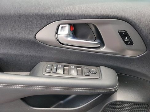 Used 2026 Chrysler Pacifica Select FWD image 7