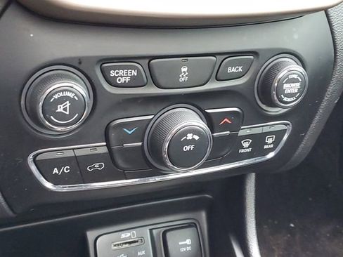 Used 2017 Jeep Cherokee Latitude w/ Cold Weather Group image 26