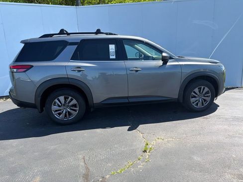Used 2023 Nissan Pathfinder SV AWD/4WD image 3